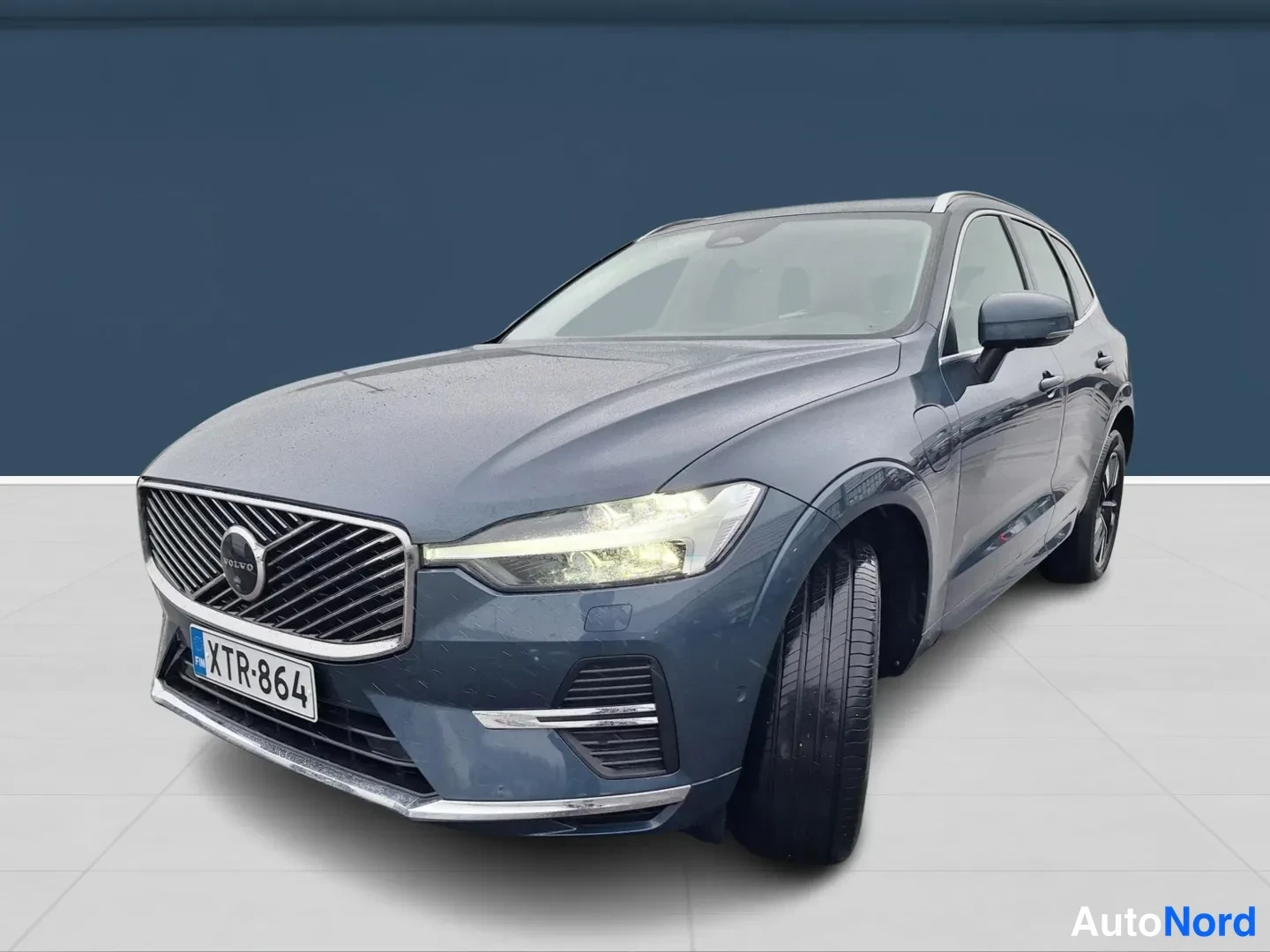 Harmaa Volvo XC60 2026, etuviisto, keula vasemmalle, kuva 2