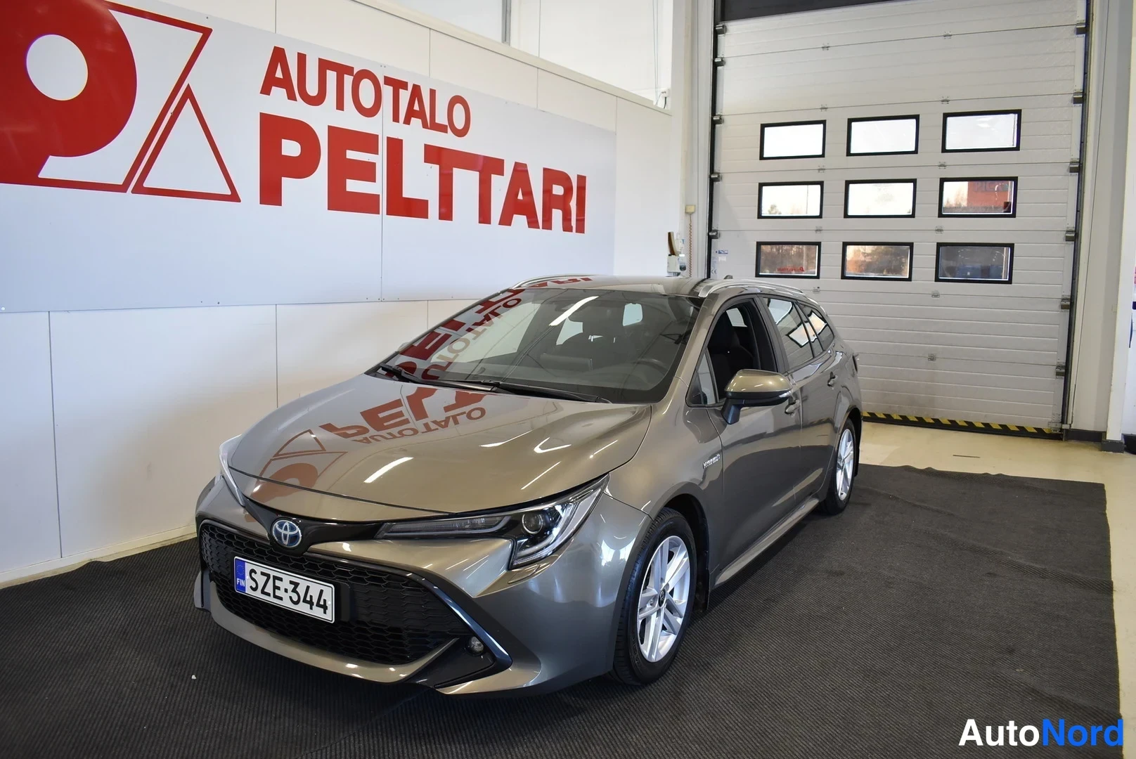 Ruskea Toyota Corolla 2021, etuviisto, keula vasemmalle, kuva 2