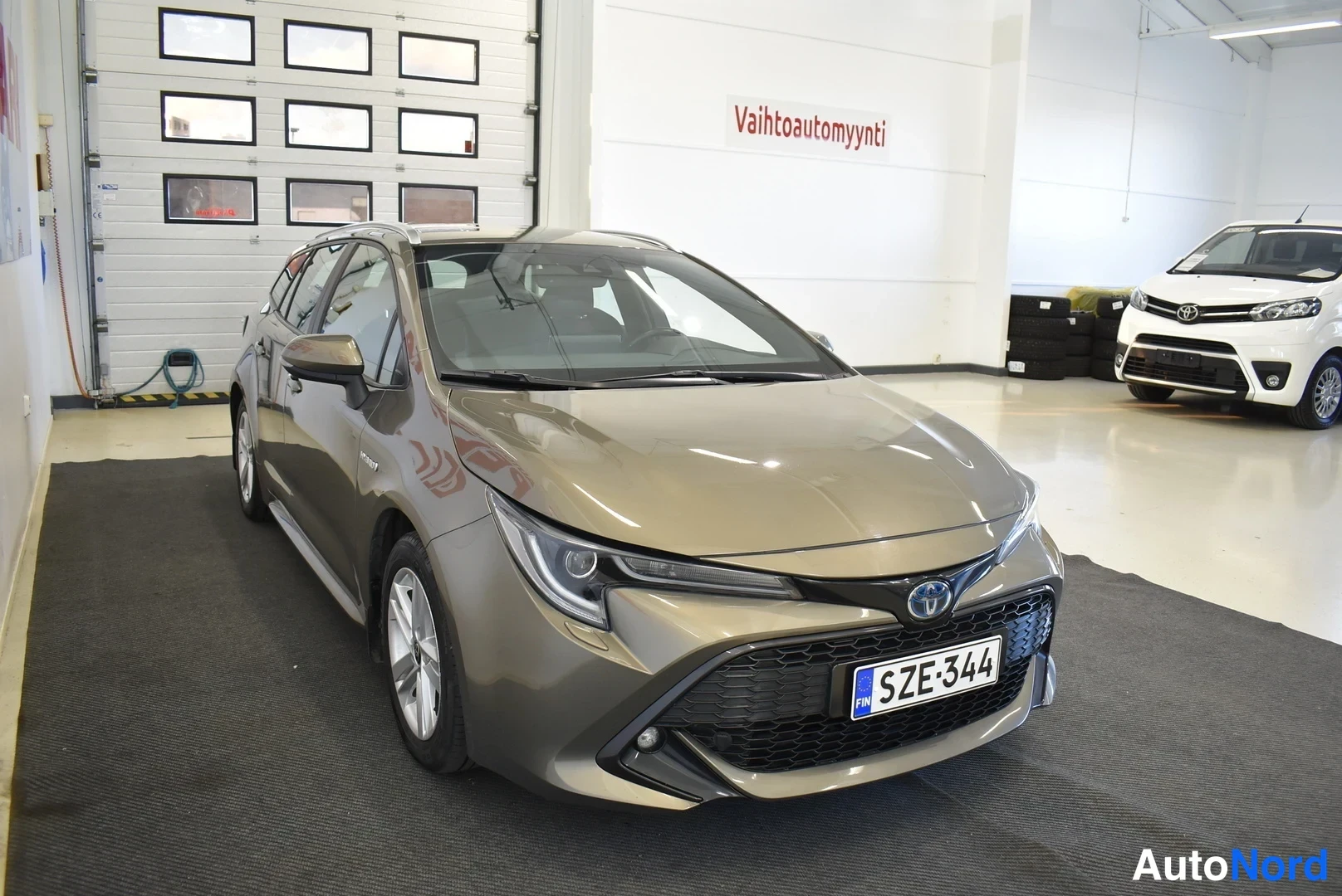 Ruskea Toyota Corolla 2021, etuviisto, keula oikealle, kuva 4