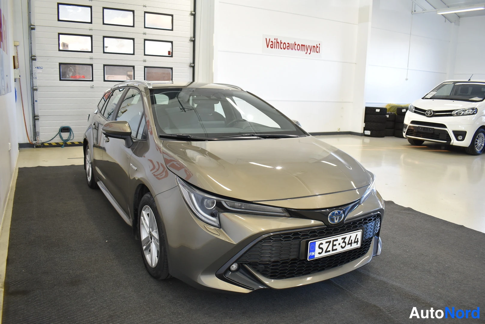 Ruskea Toyota Corolla 2021, etuviisto, keula oikealle, kuva 3