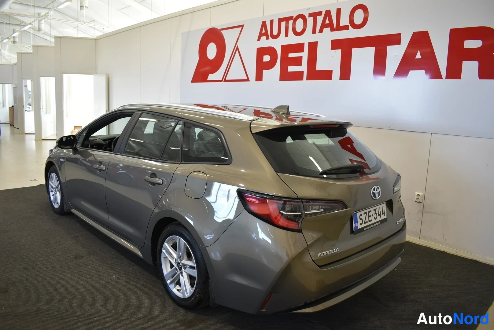 Ruskea Toyota Corolla 2021, takaviisto, kuva 11