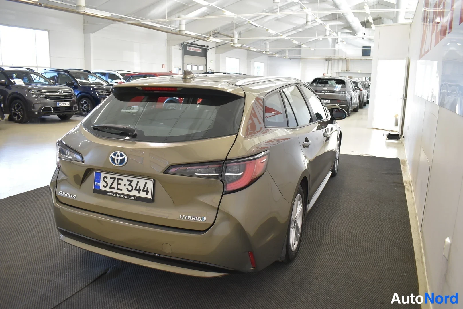 Ruskea Toyota Corolla 2021, takaviisto, kuva 12