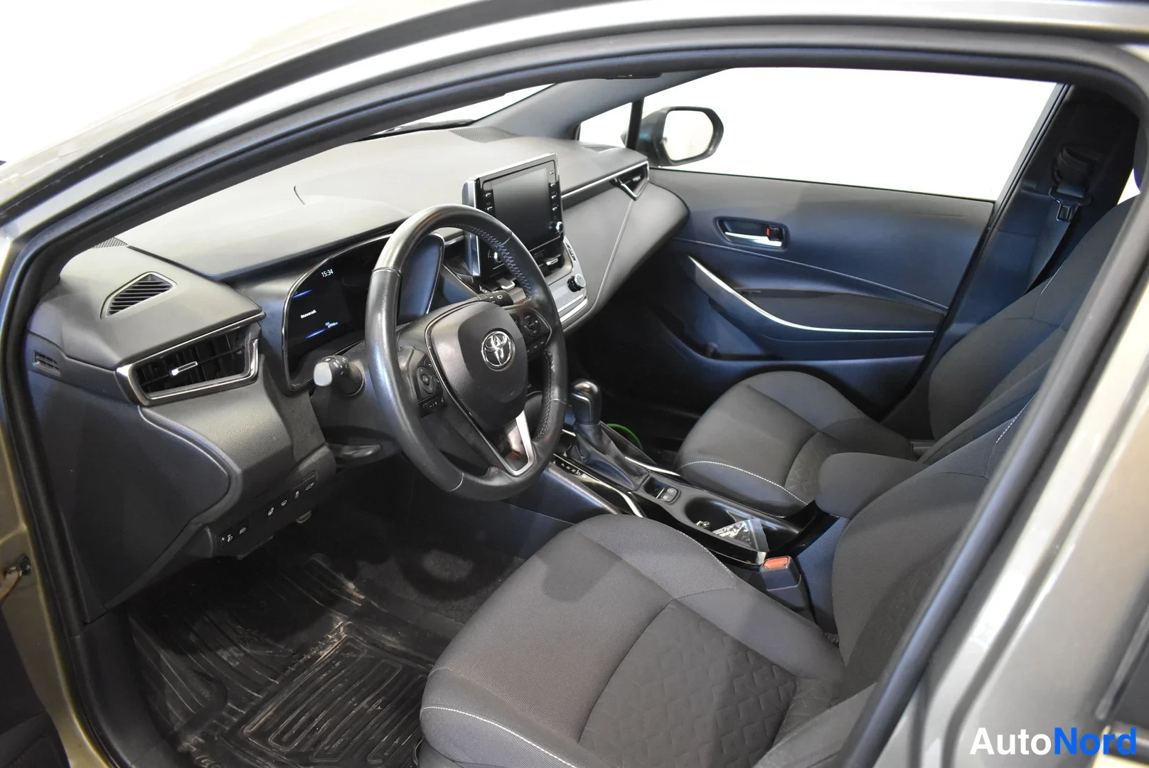 Ruskea Toyota Corolla 2021, ohjaamo, kuva 16