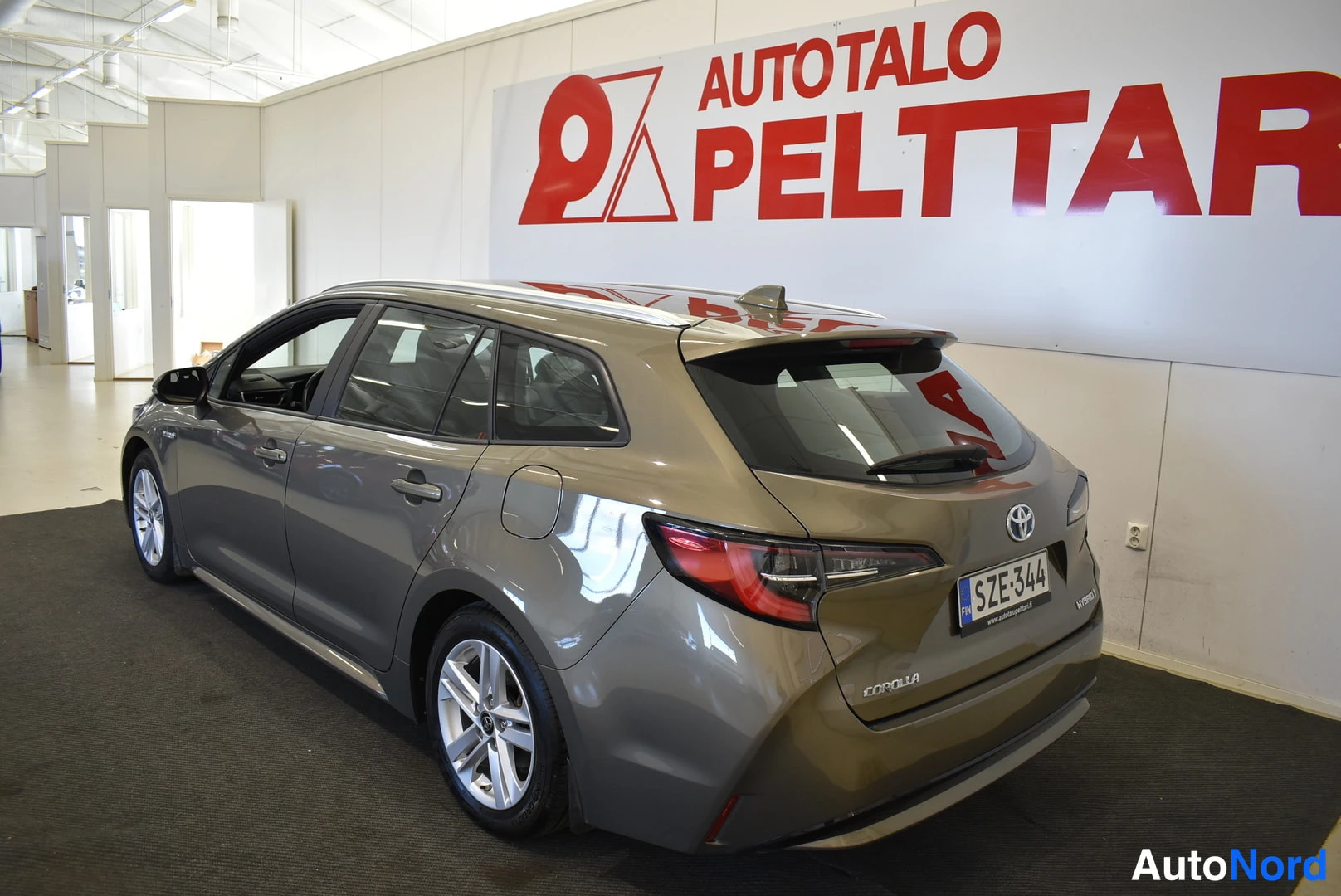 Ruskea Toyota Corolla 2021, takaviisto, kuva 9