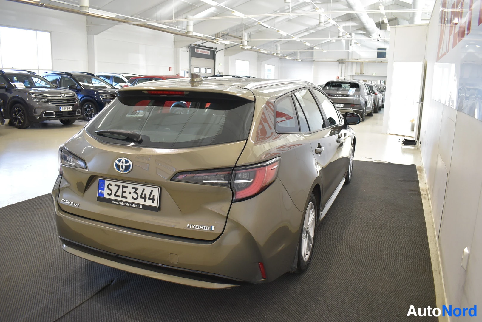 Ruskea Toyota Corolla 2021, takaviisto, kuva 10