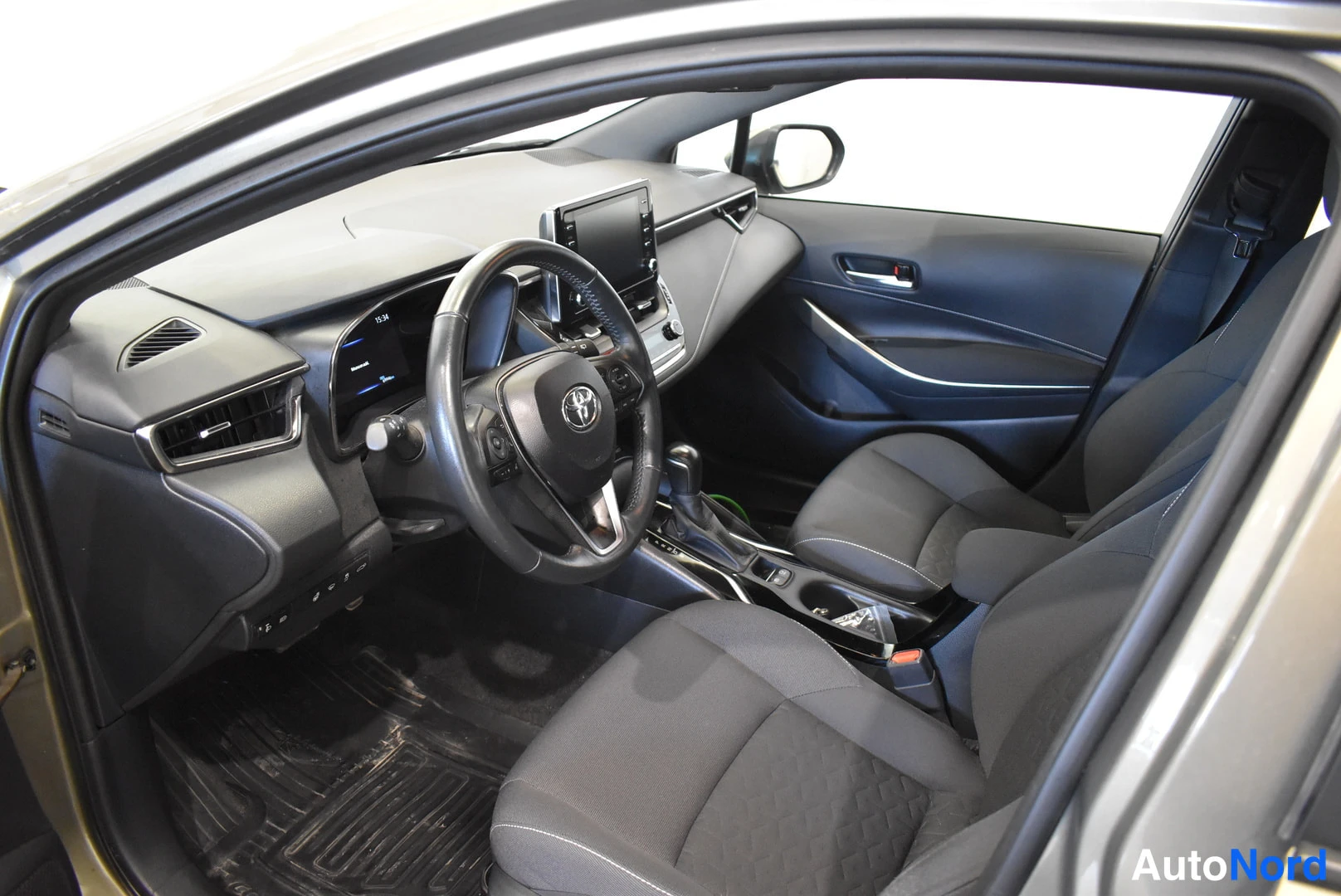 Ruskea Toyota Corolla 2021, ohjaamo, kuva 13