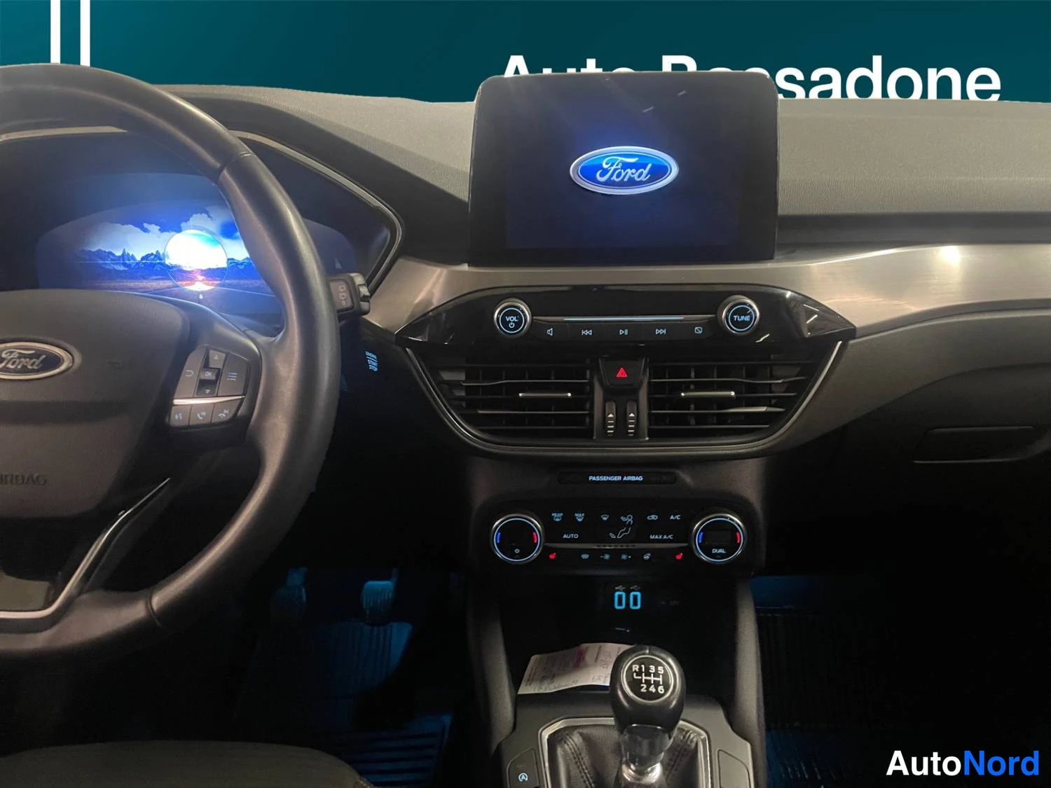 Harmaa Ford Kuga 2022, ohjaamo, kuva 10