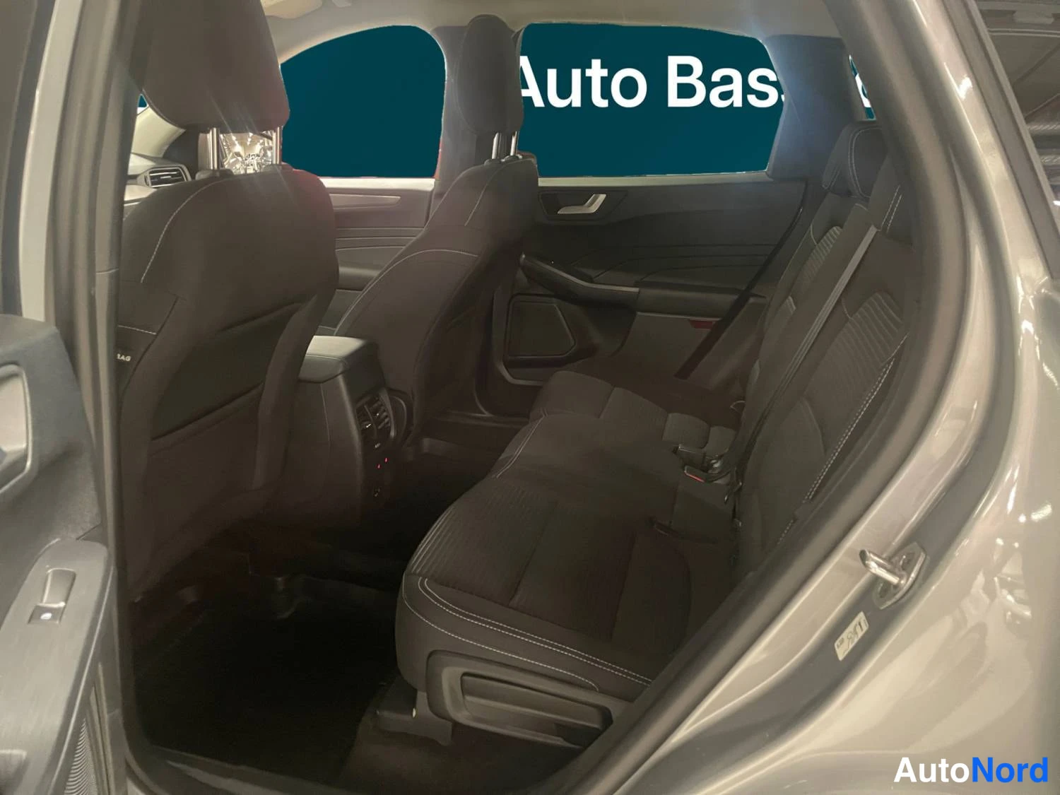 Harmaa Ford Kuga 2022, takaistuimet, kuva 13