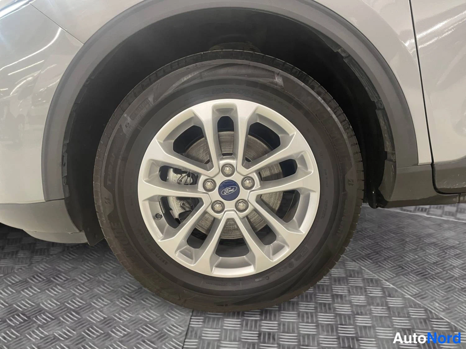 Harmaa Ford Kuga 2022, yksityiskohta, kuva 15