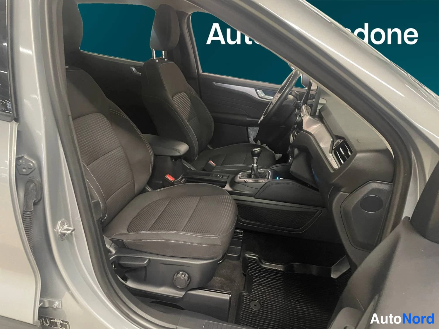 Harmaa Ford Kuga 2022, etuistuimet, kuva 12