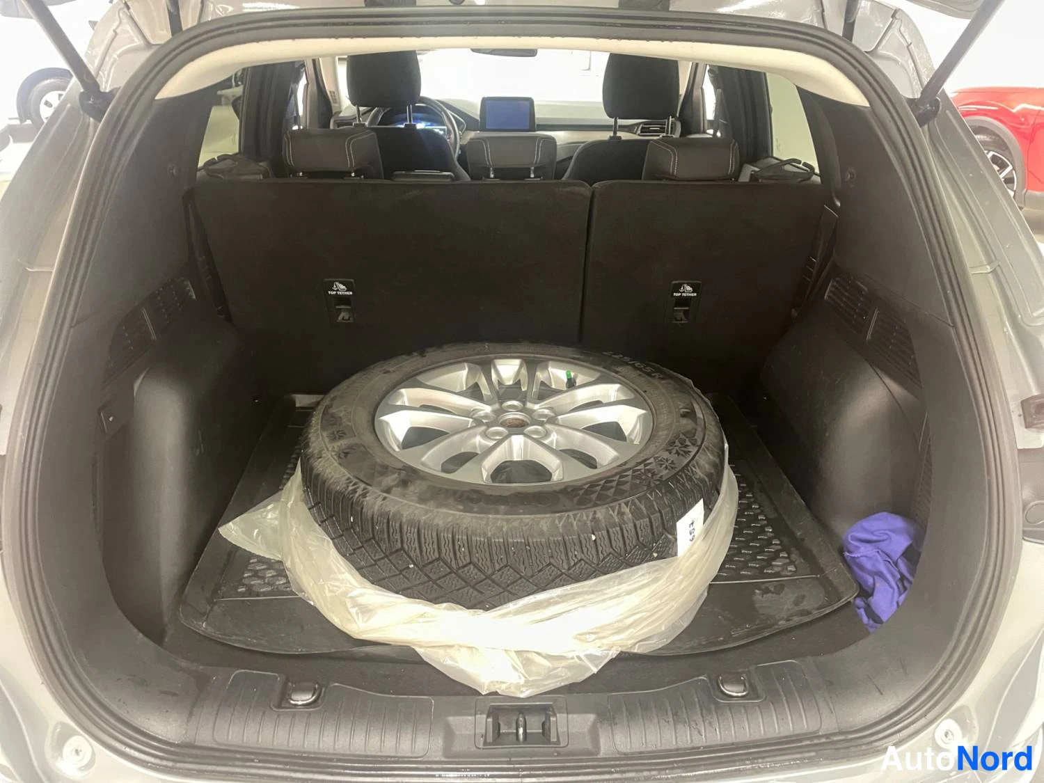 Harmaa Ford Kuga 2022, tavaratila, kuva 14