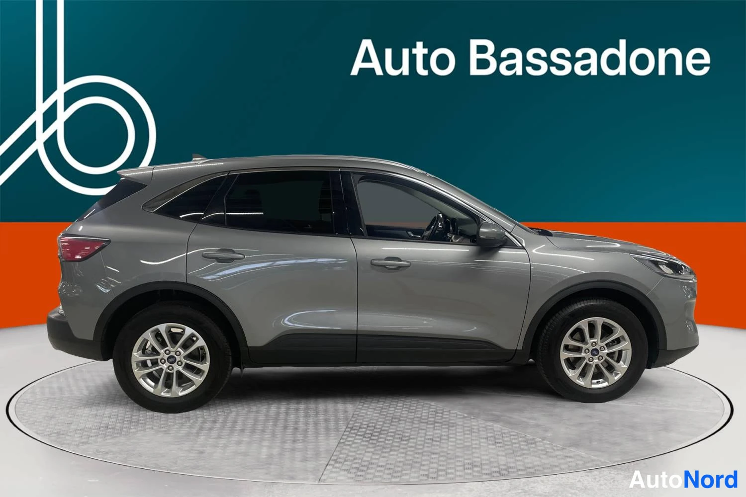 Harmaa Ford Kuga 2022, sivulta, kuva 4