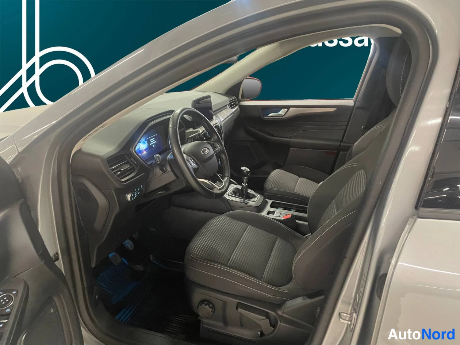 Harmaa Ford Kuga 2022, ohjaamo, kuva 9