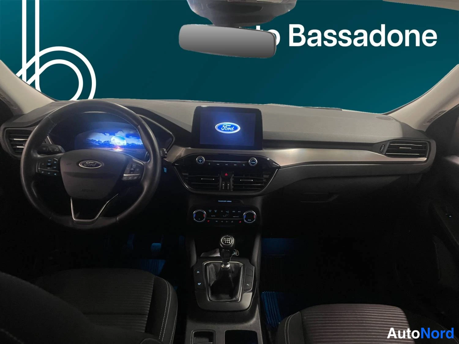 Harmaa Ford Kuga 2022, ohjaamo, kuva 11