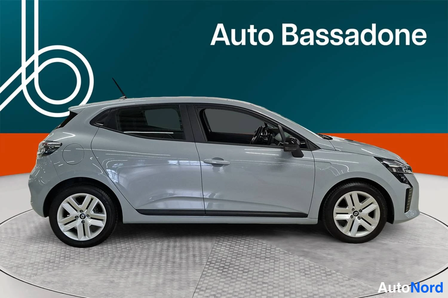 Hopea Renault Clio 2024, etuviisto, keula oikealle, kuva 2