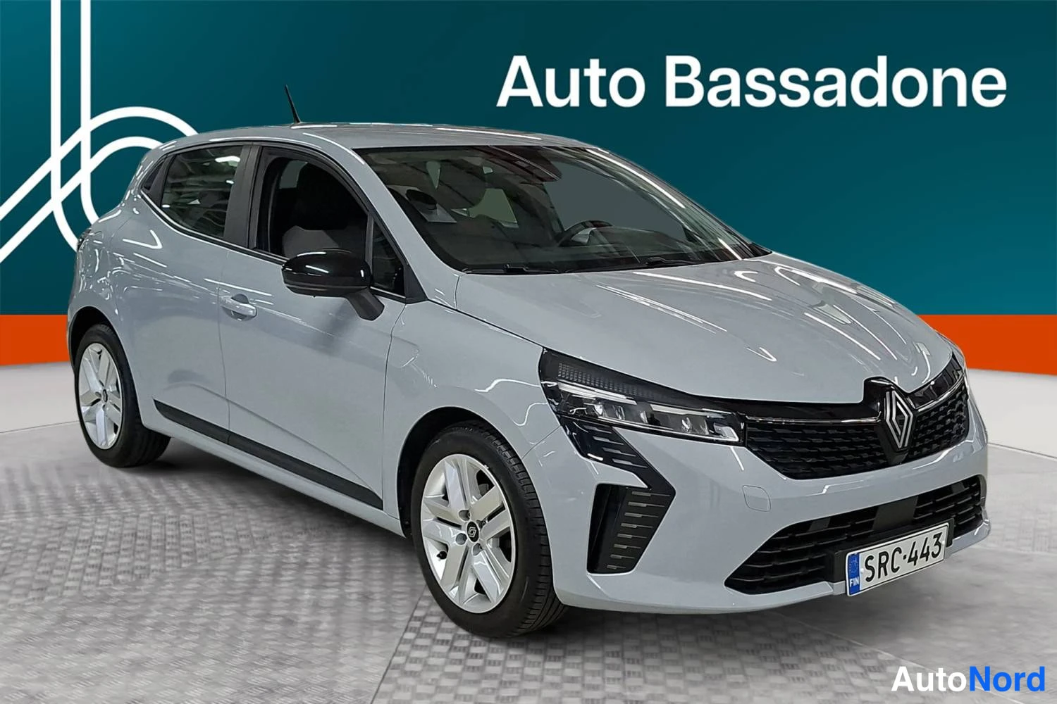 Hopea Renault Clio 2024, etuviisto, keula oikealle, kuva 3