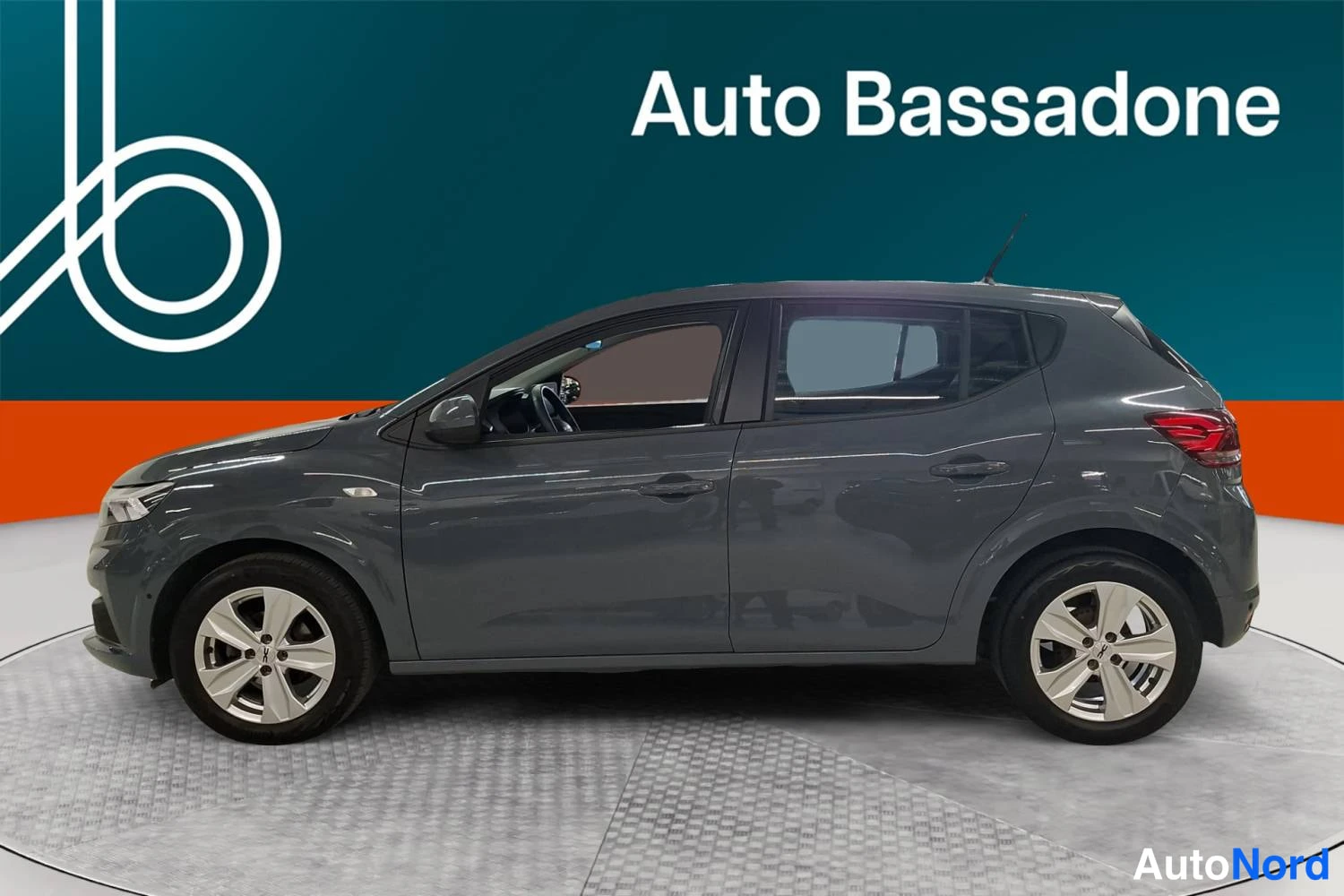 Harmaa Dacia Sandero 2023, sivulta, kuva 4