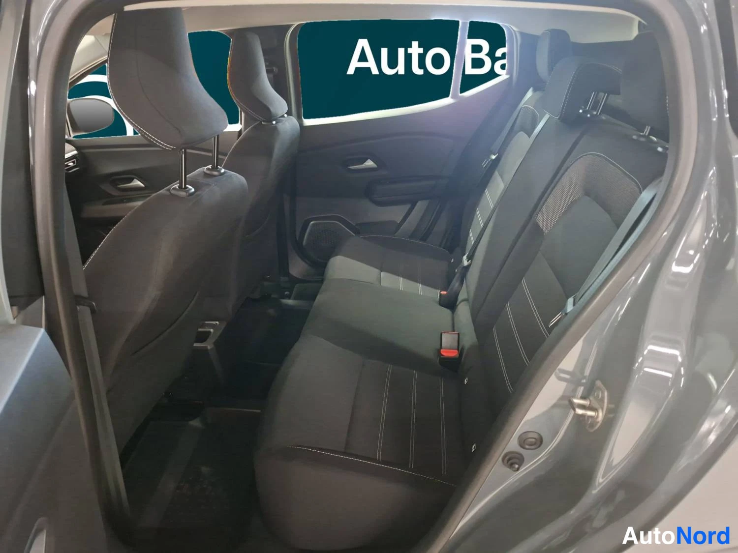 Harmaa Dacia Sandero 2023, takaistuimet, kuva 14