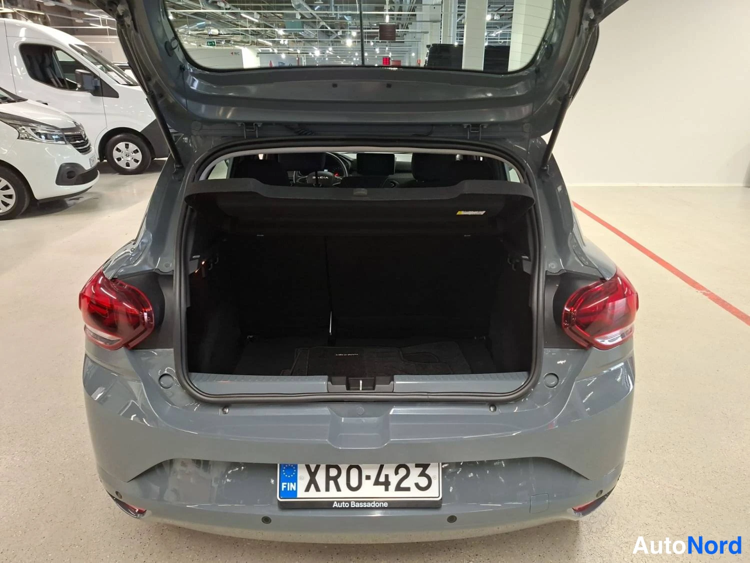 Harmaa Dacia Sandero 2023, tavaratila, kuva 15