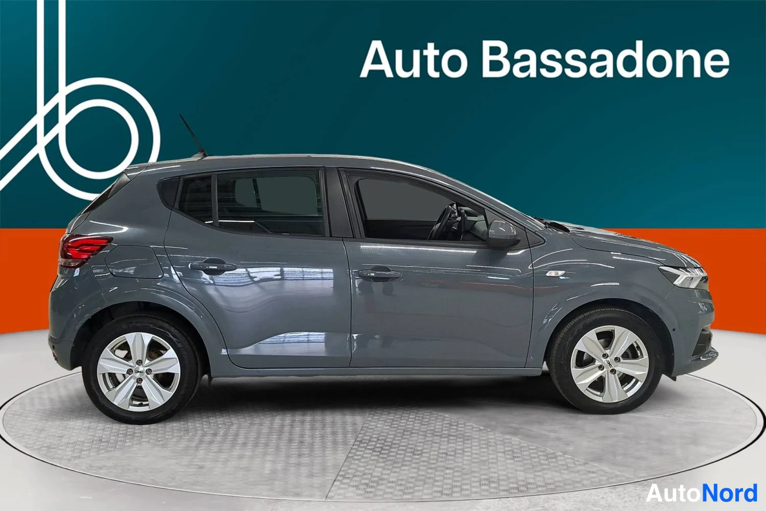 Harmaa Dacia Sandero 2023, sivulta, kuva 5