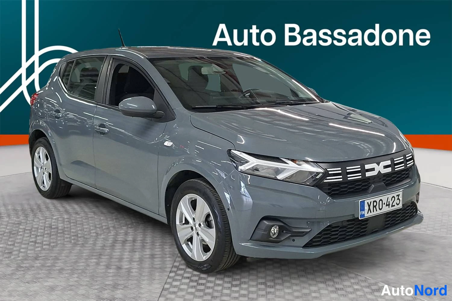 Harmaa Dacia Sandero 2023, etuviisto, keula oikealle, kuva 2