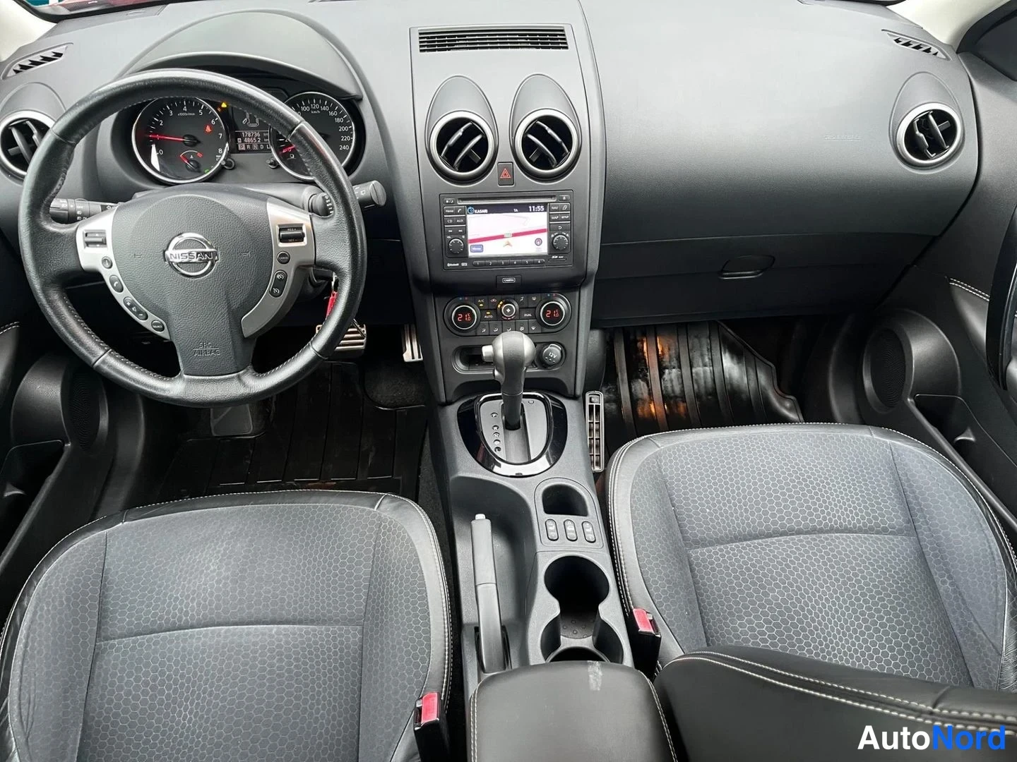 Punainen Nissan Qashqai 2013, ohjaamo, kuva 9