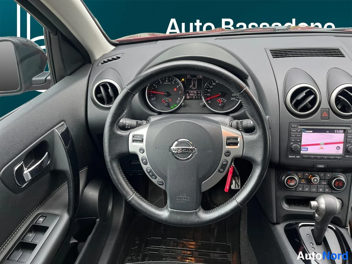 Punainen Nissan Qashqai 2013, ohjaamo, kuva 12
