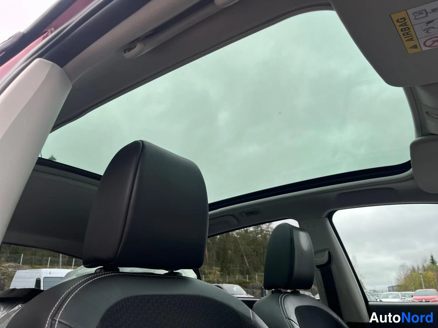 Punainen Nissan Qashqai 2013, ohjaamo, kuva 11