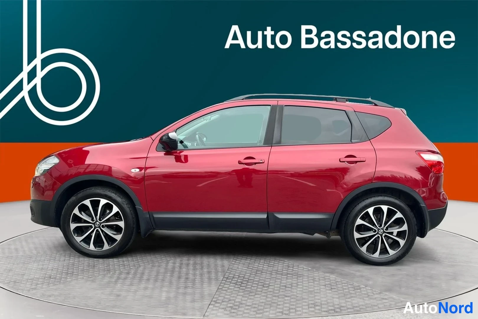Punainen Nissan Qashqai 2013, sivulta, kuva 5