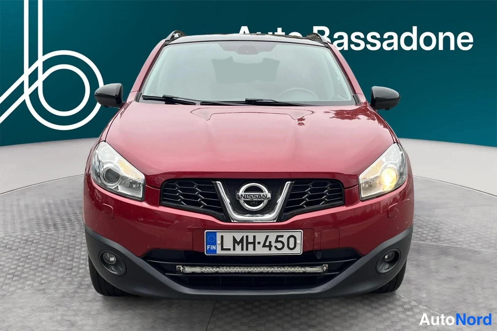 Punainen Nissan Qashqai 2013, edestä, kuva 3