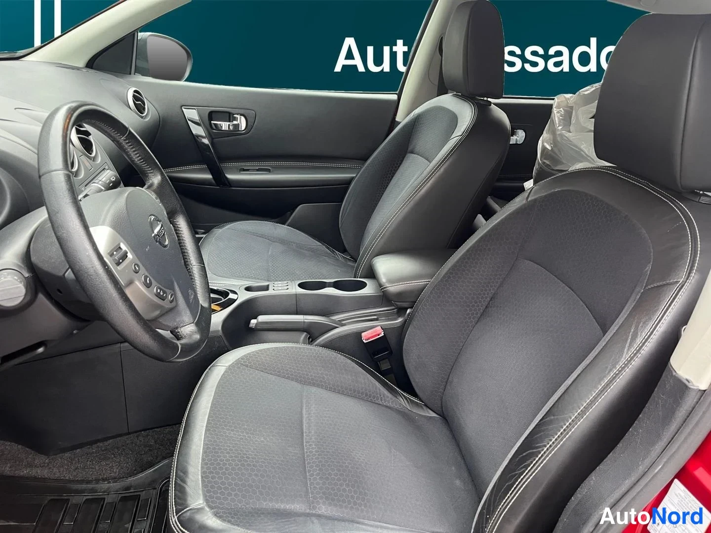 Punainen Nissan Qashqai 2013, etuistuimet, kuva 13