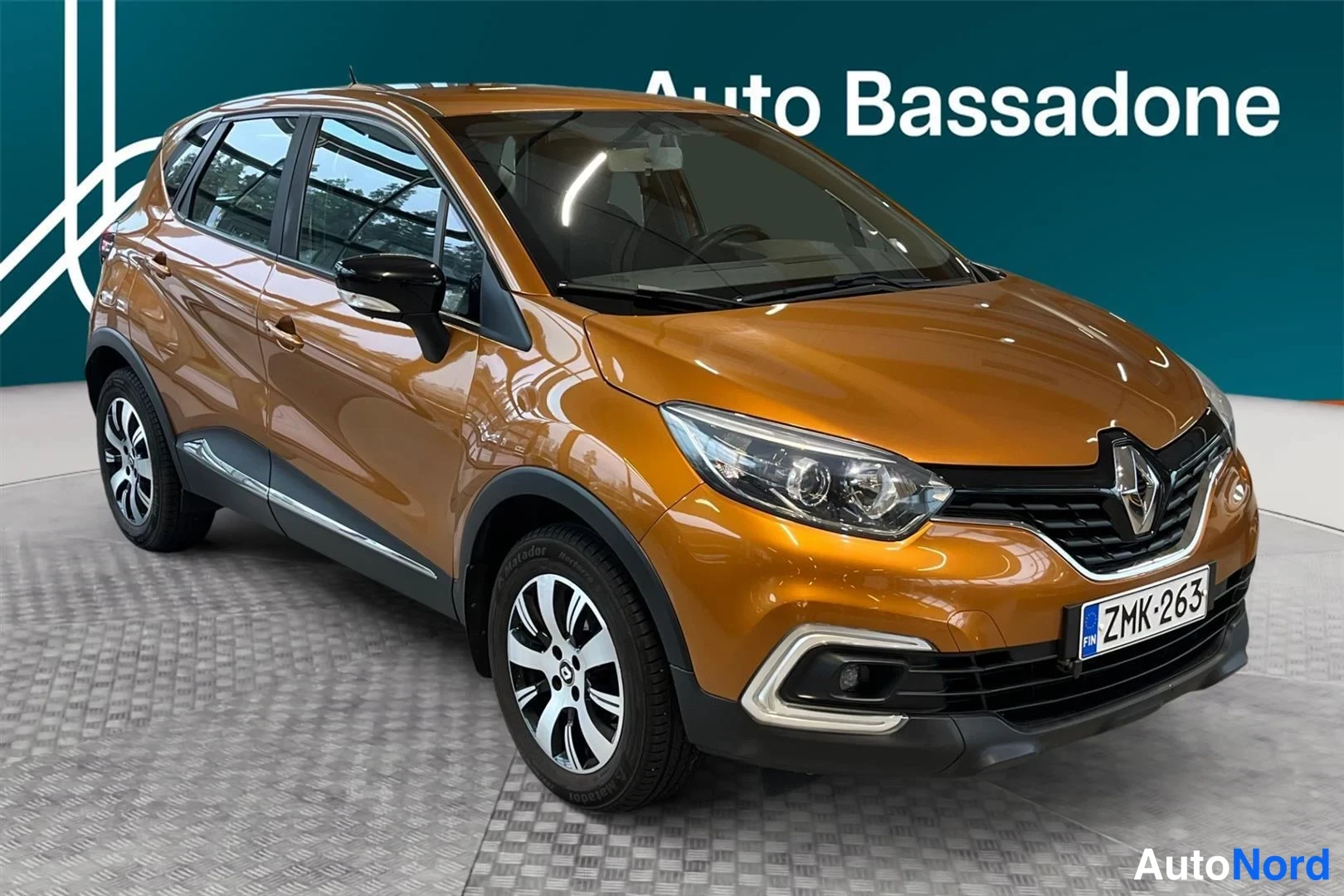 Oranssi Renault Captur 2018, etuviisto, keula oikealle, kuva 3