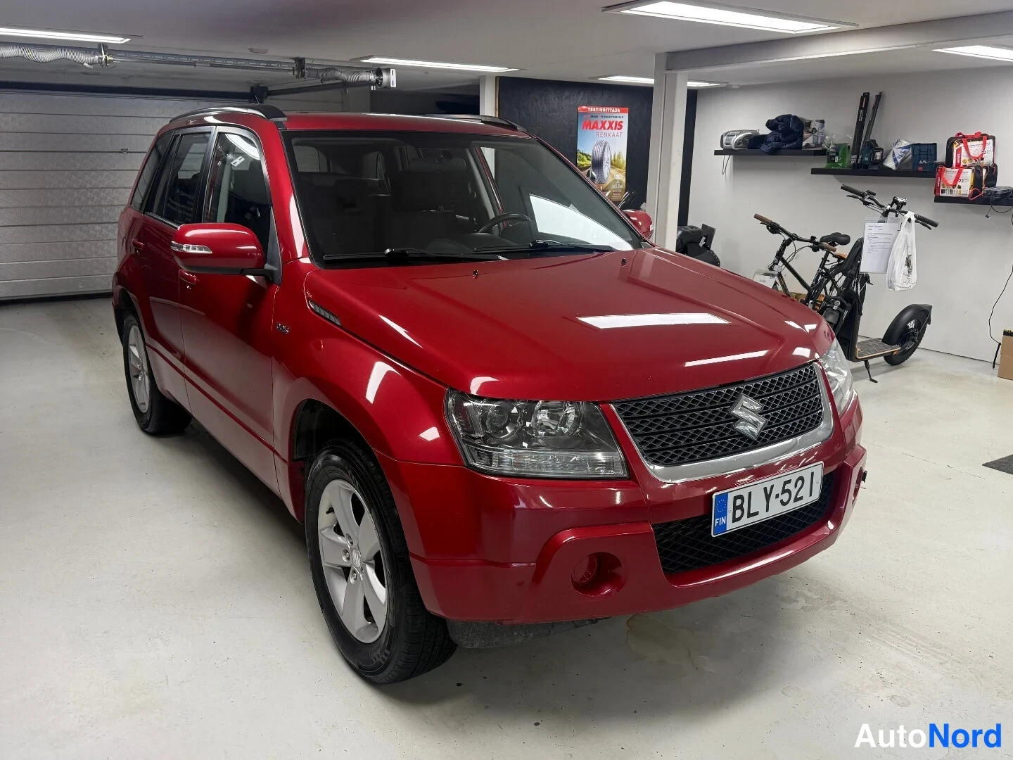 Punainen Suzuki Grand Vitara 2008, etuviisto, keula oikealle, kuva 2