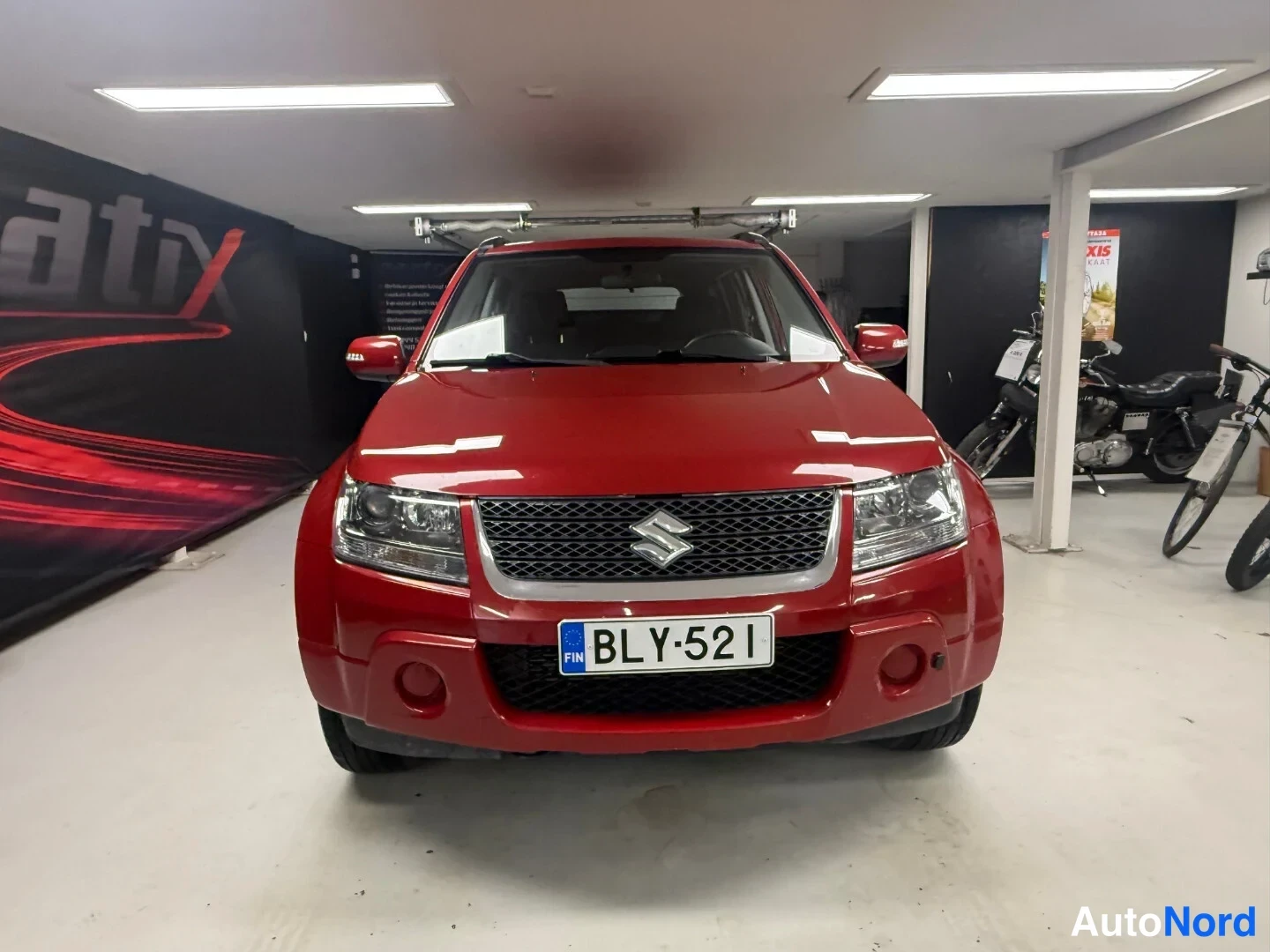 Punainen Suzuki Grand Vitara 2008, edestä, kuva 3
