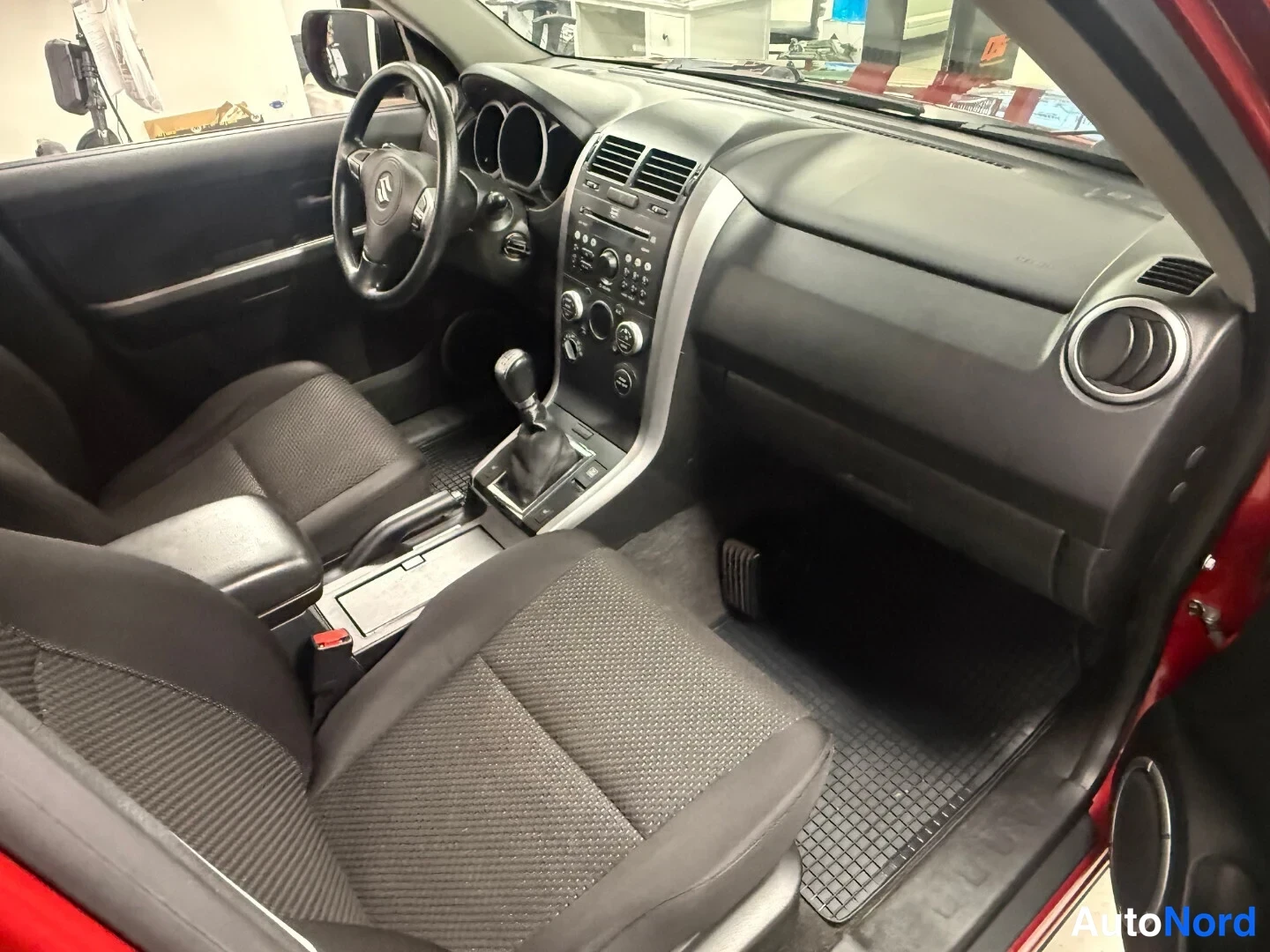 Punainen Suzuki Grand Vitara 2008, ohjaamo, kuva 6