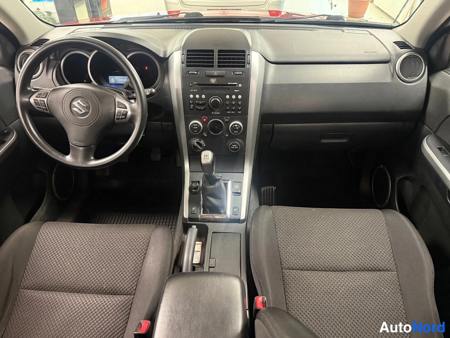 Punainen Suzuki Grand Vitara 2008, ohjaamo, kuva 7