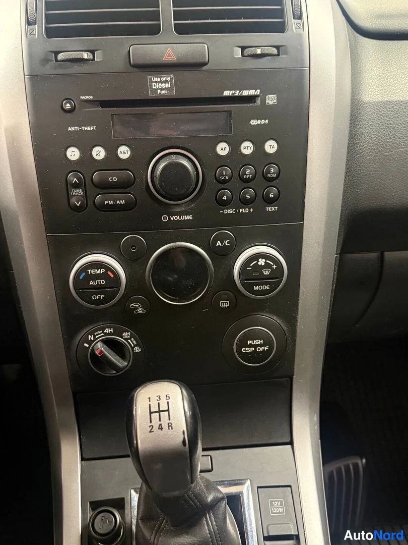 Punainen Suzuki Grand Vitara 2008, ohjaamo, kuva 8