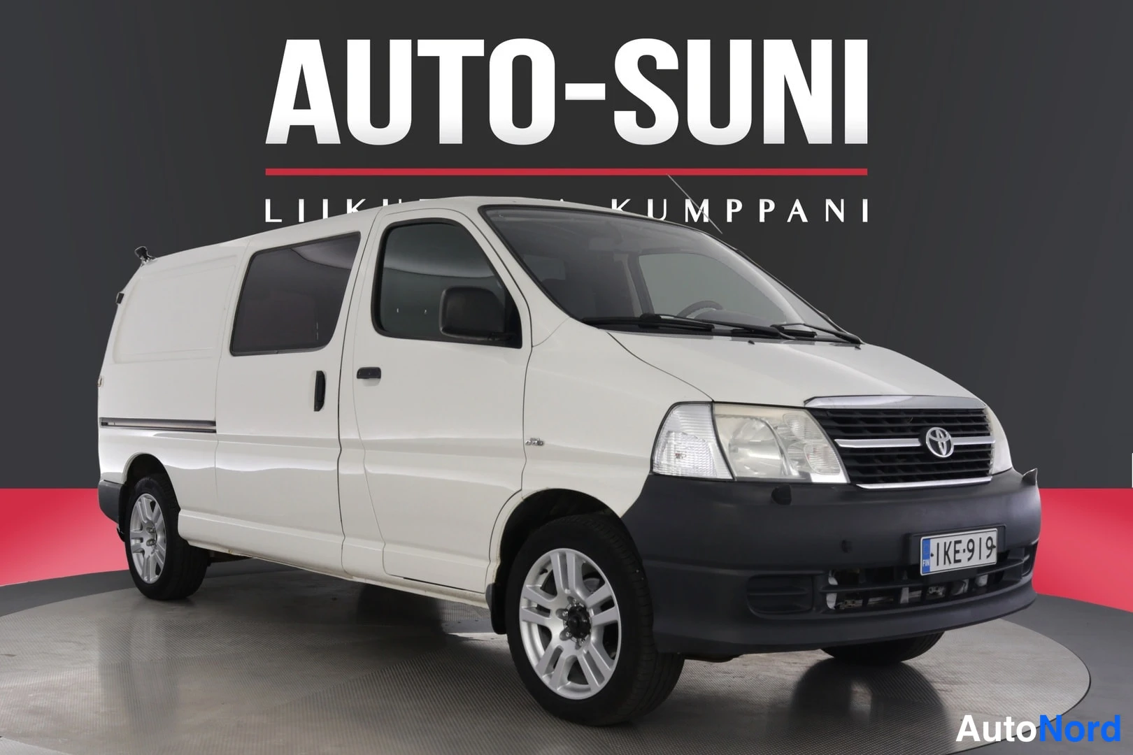 Valkoinen Toyota Hiace 2011, etuviisto, keula oikealle, kuva 3