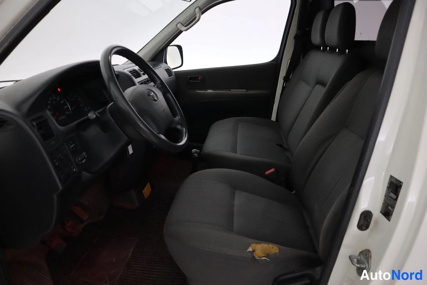 Valkoinen Toyota Hiace 2011, ohjaamo, kuva 10
