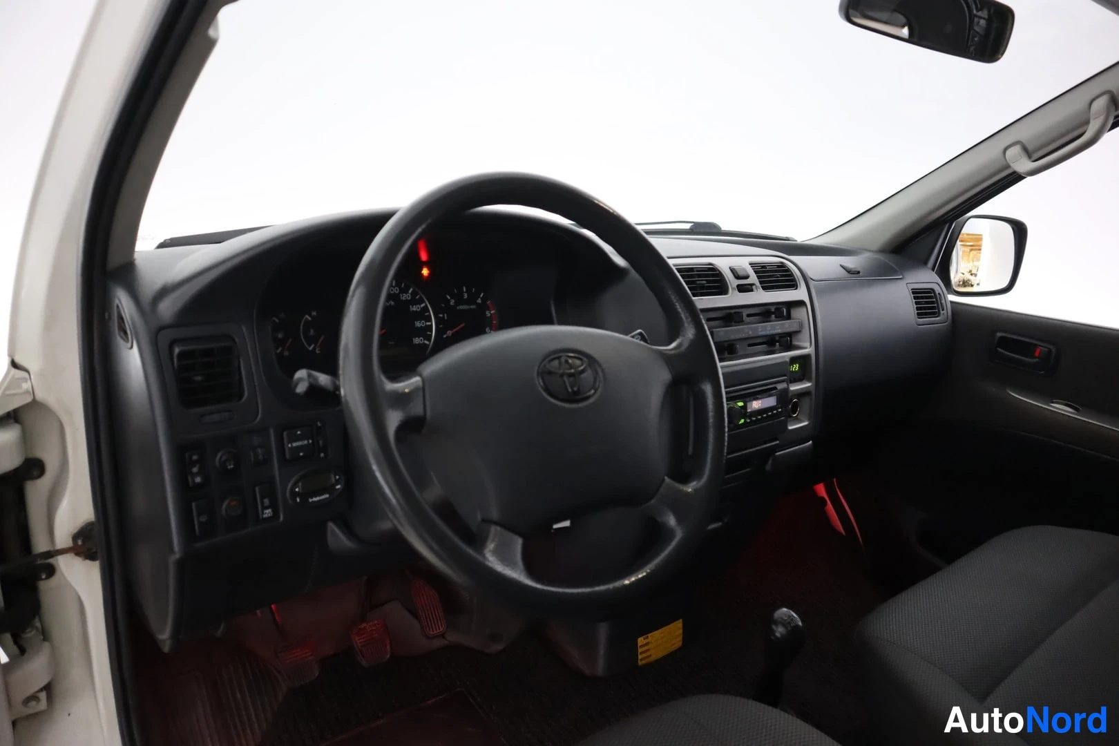 Valkoinen Toyota Hiace 2011, ohjaamo, kuva 11