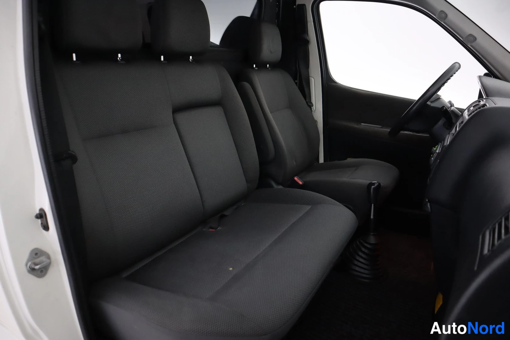 Valkoinen Toyota Hiace 2011, etuistuimet, kuva 14