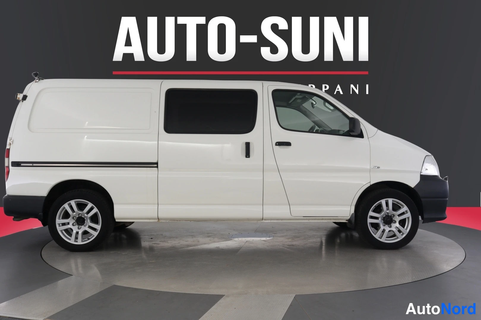 Valkoinen Toyota Hiace 2011, sivulta, kuva 5