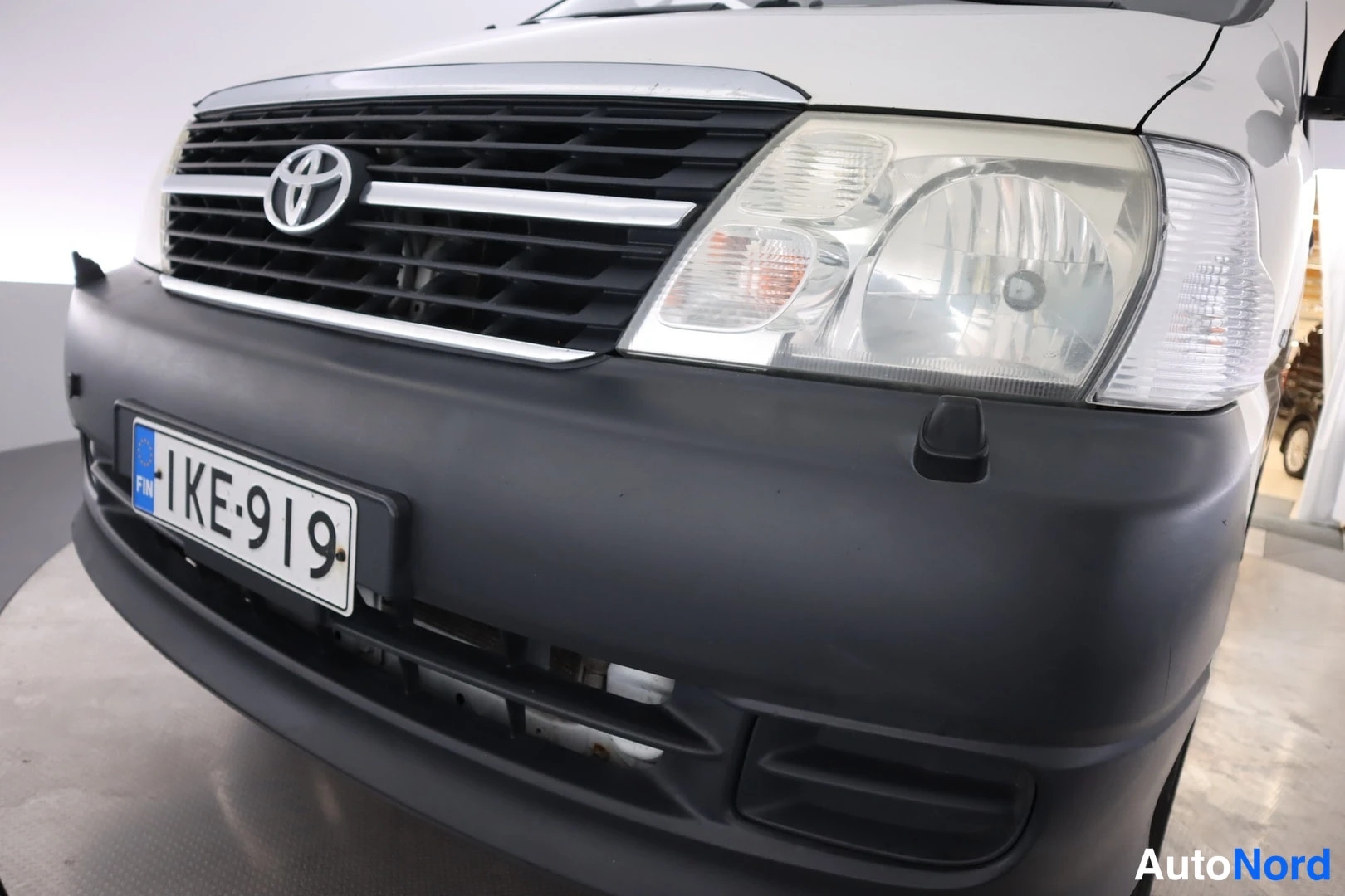Valkoinen Toyota Hiace 2011, edestä, kuva 4