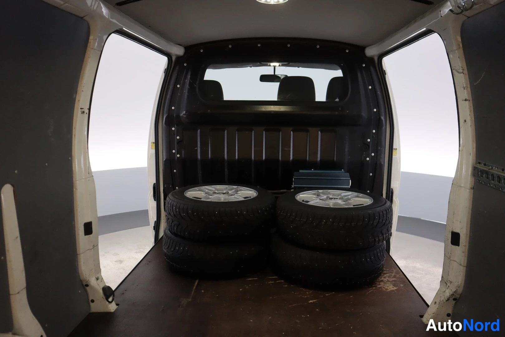 Valkoinen Toyota Hiace 2011, tavaratila, kuva 17