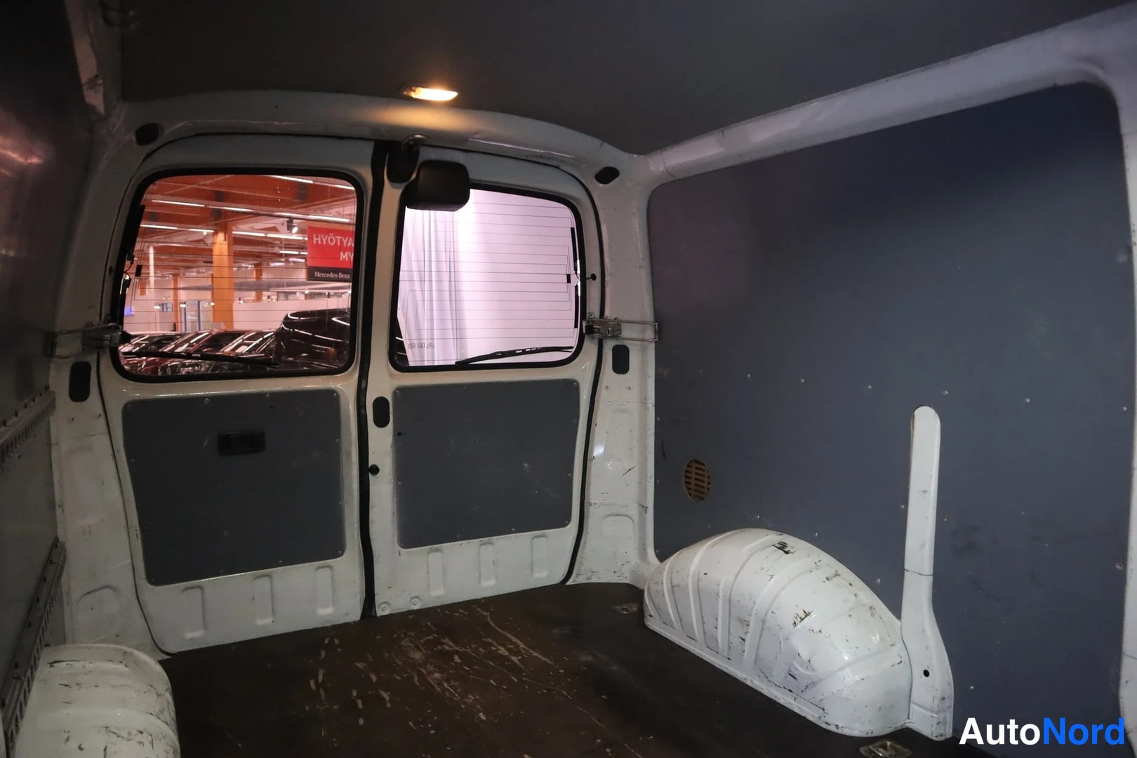 Valkoinen Toyota Hiace 2011, tavaratila, kuva 18