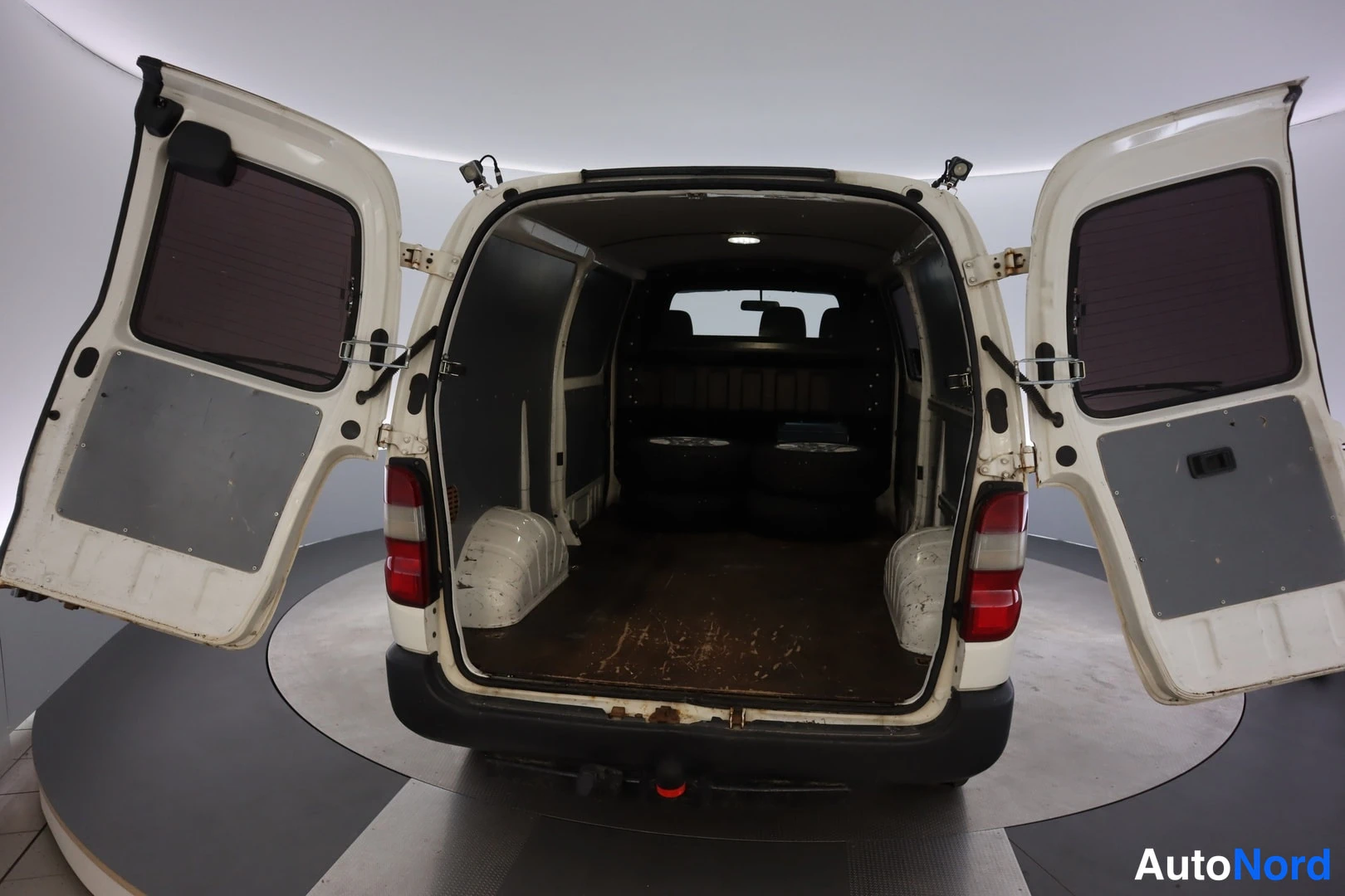 Valkoinen Toyota Hiace 2011, takaa, kuva 8