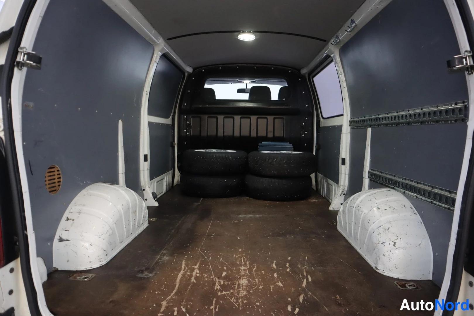 Valkoinen Toyota Hiace 2011, tavaratila, kuva 19