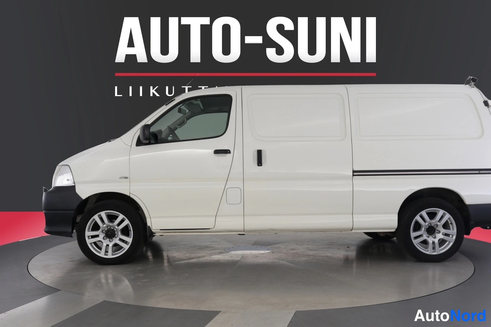 Valkoinen Toyota Hiace 2011, etuviisto, keula vasemmalle, kuva 2