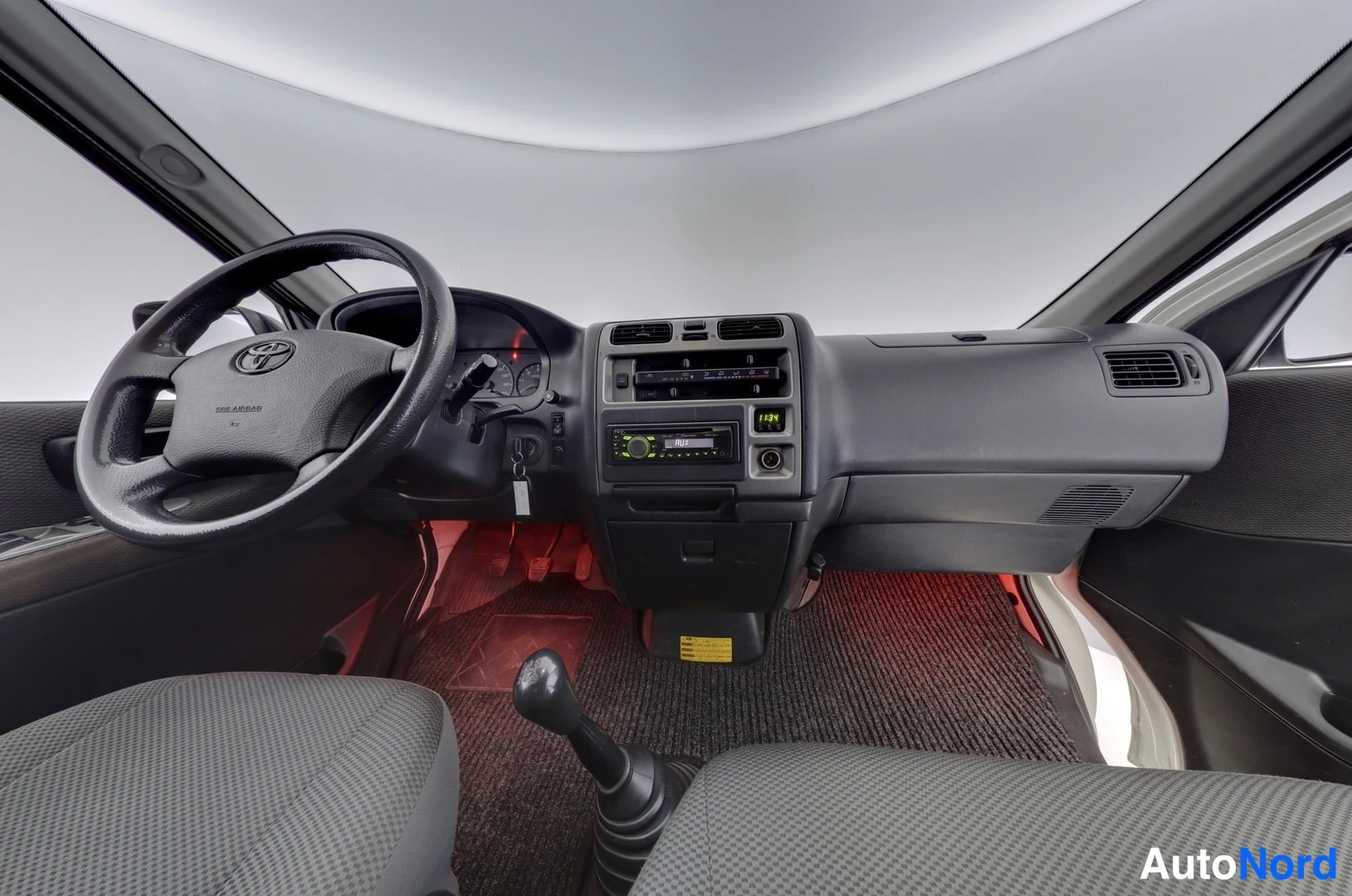 Valkoinen Toyota Hiace 2011, ohjaamo, kuva 9