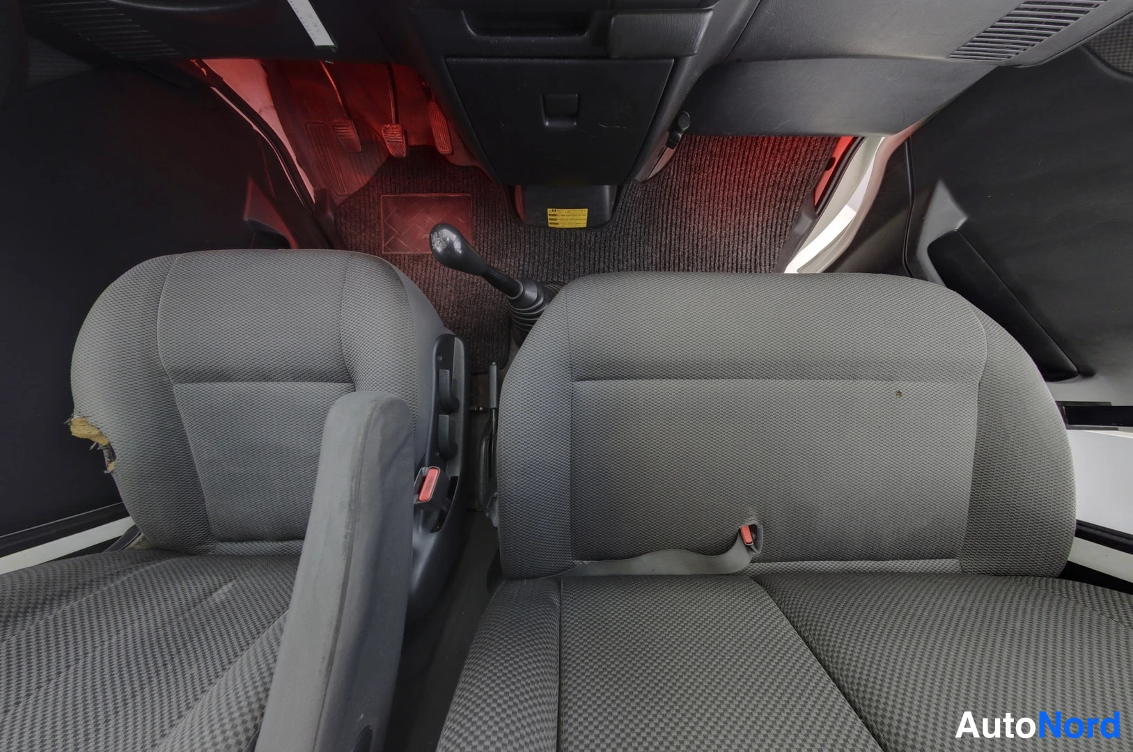 Valkoinen Toyota Hiace 2011, etuistuimet, kuva 13